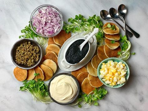 Charcuterie Board With Caviar, Caviar Charcuterie Board, Caviar Platter, Caviar Serving Ideas, Caviar Brunch, Caviar Board, Caviar Presentation, Caviar Bar, Caviar Appetizers