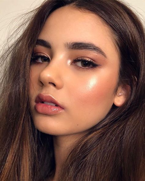 Shimmery and Natural Summer Makeup #naturalmakeup #naturalmakeupideas #naturalmakeuptutorials #makeuptips #makeuplooks #makeuplooksnatural #naturalmakeupforblondes Natural Summer Makeup, Mekap Mata, Best Natural Makeup, Casual Makeup, Trendy Makeup, Natural Eye Makeup, Makeup Goals, Natural Makeup Looks, Prom Makeup