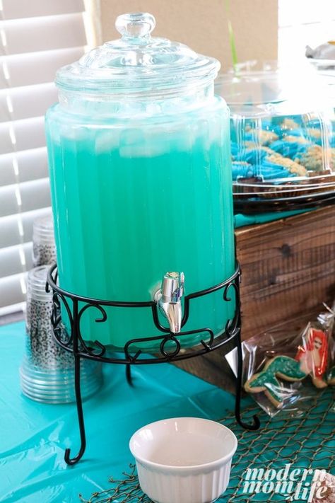 Under the sea punch: 7up, blue Hawaiian Punch and pineapple juice Little Mermaid Party Ideas, Girl Party Ideas, Sirenita Cake, Sea Party Food, Mermaid Birthday Party Food, Mermaid Party Ideas, Mermaid Party Food, Lila Party