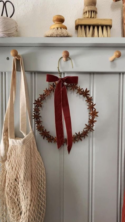 Wreath Christmas Diy, Julkransar Diy, Navidad Natural, Diy Christmas Crafts, Diy Star, Diy Christmas Wreaths Ideas, Christmas Wreaths Ideas, Natural Christmas Decor, Diy Christmas Wreaths