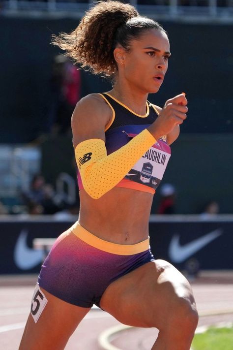 Track and Field #track #trackandfield #athlete #limitless @lufelive Running Books, Best Running Gear, Sydney Mclaughlin, Olympic Track And Field, Heptathlon, Field Athletes, Long Jump, Best Portraits, Running Socks