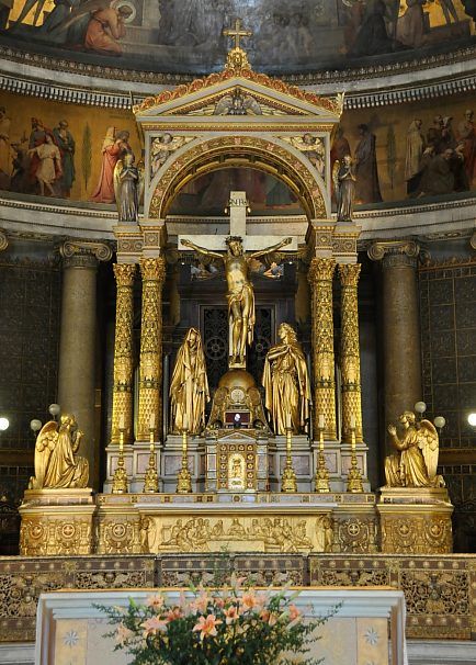 Le maître-autel de l'église Saint-Vincent-de-Paul. Paris Xe Catholic Symbols, Catholic Altar, Church Furniture, Catholic Churches, Cathedral Architecture, Church Interior, Religious Architecture, Saint Vincent, Cathedral Church