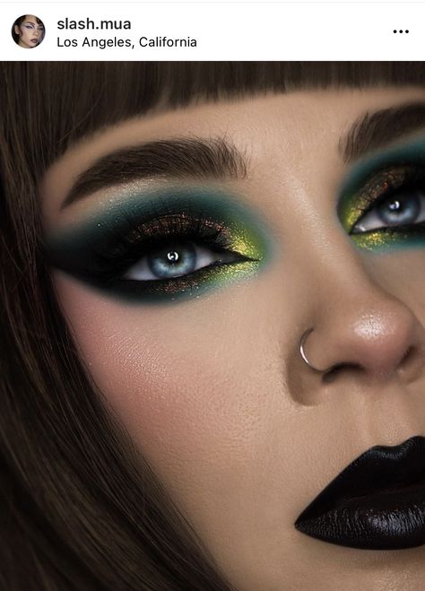 Evil Eyeshadow Looks, Dark Green Fairy Makeup, Wild Makeup Looks, Snake Eye Makeup, Dramatic Eyeshadow Looks, Slytherin Makeup, Peacock Makeup, Cyberpunk Makeup, Cyberpunk Cosplay