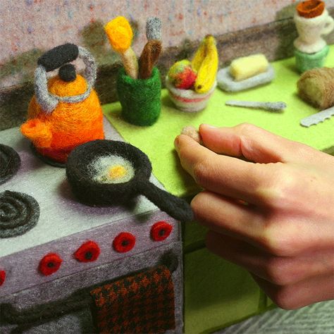 Felted Bacon Sizzles and Wooly Bread is Sliced in Breakfast-Themed Fiber Animations by Andrea Love | Colossal Felt Asmr, Felt Animation, Felt Videos, High Fiber Breakfast, Tiny Cooking, Visual Archive, Animation Stop Motion, Green Mugs, Animation Tutorial