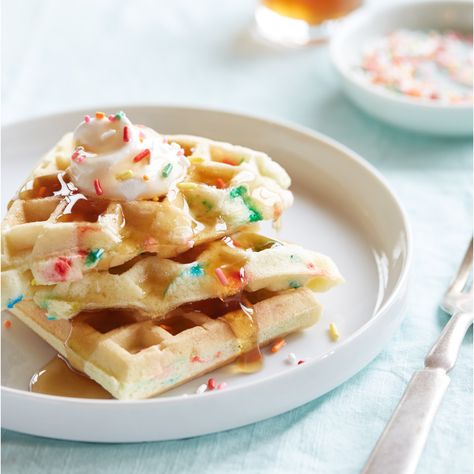 Cake Mix Waffles, Premium Cake, Crisco Recipes, Waffle Iron Recipes, Waffle Ingredients, Funfetti Cake Mix, Boozy Brunch, Waffle Cake, Make Food