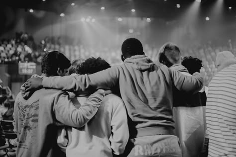 People Worshipping In Church, Christian Friend Group Aesthetic, Youth Ministry Aesthetic, Youth Pastor Aesthetic, Youth Group Aesthetic, Praise Aesthetic, Big Friend Group, Young Adult Ministry, Christian Photography