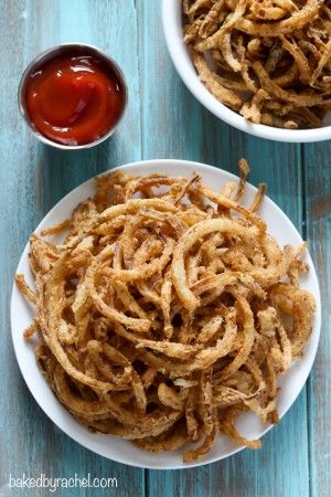 Easy homemade crispy fried seasoned onion strings recipe from @bakedbyrachel. A perfect topping for salads, burgers and more! Onion Strings Recipe, Fried Onion Strings, French Fried Onion Recipes, Fried Onions Recipe, Blooming Onion Recipes, Onion Strings, Savoury Treats, Georgia Food, Best Baked Potato