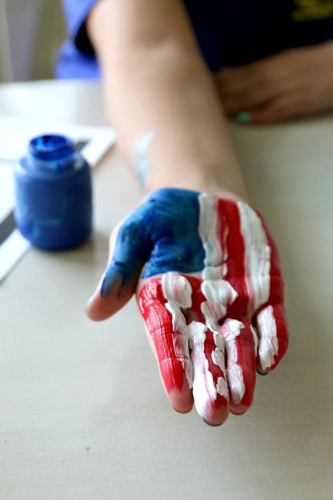 Handprint crafts free printable for American Flag Hand print, July 4th kids DIY American Flag Crafts, Fourth Of July Crafts For Kids, American Flag Kids, Patriotic Kids, Footprint Craft, American Flag Art, Flag Printable, Flag Crafts, Holiday Canvas