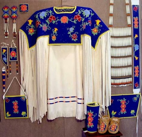 Woman's traditional regalia. Beadwork Dress, Powwow Outfits, American Indian Clothing, Native American Dress, Powwow Regalia, Indian Beadwork, Native American Regalia, Native American Clothing, Native American Crafts