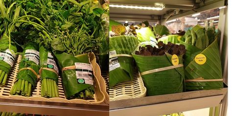 Asian Supermarkets Go Back To Using Leaves Instead Of Plastic Fruit And Veg Shop, Vegetable Packaging, Organic Packaging, Vegetable Shop, Grocery Store Design, Desain Pantry, Supermarket Design, Eco Packaging, Banana Leaves