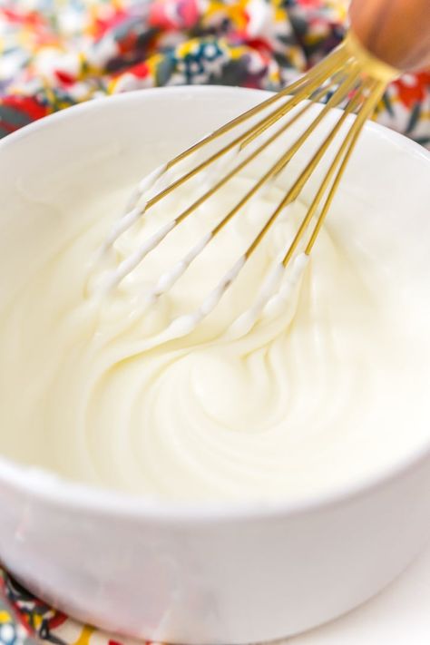 This really is the best homemade vanilla icing recipe! It's perfect for slathering on cinnamon rolls and drizzling over cakes and cookies! Icing For Donuts Recipe, Homemade Icing Recipe, Homemade Vanilla Icing, Vanilla Icing Recipe, Dinner Butternut Squash, Glazed Icing Recipe, Confectioners Sugar Icing, Sage Risotto, Donut Icing