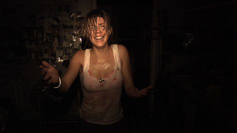 REC (Jaume Balagueró & Paco Plaza, 2007) Best Zombie Movies, Horror Movie Scenes, Found Footage, The Hills Have Eyes, Best Zombie, Blair Witch, Zombie Movies, Best Horror Movies, Classic Horror Movies