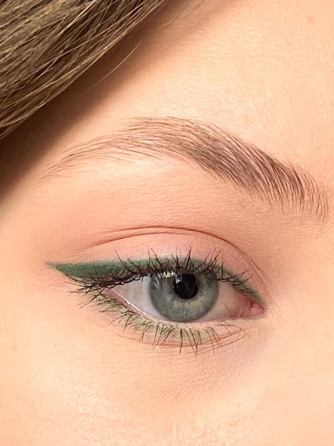 Blue Eyes Green Eyeliner, Simple Makeup Looks Green Eyes, Light Natural Eye Makeup, Simple Green Eye Makeup Natural, Emerald Green Eye Makeup Simple, Simple Green Prom Makeup, Green Eyeshadow On Blue Eyes, Green Eye Makeup Blue Eyes, Pretty Green Makeup