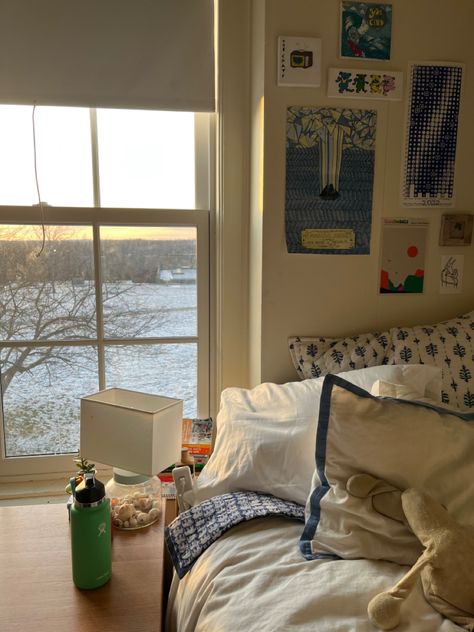 European Dorm Room Aesthetic, College Dorm Room Inspiration, Dream Dorm, College Room, Dorm Room Inspiration, Cozy Room Decor, Apartment Room, Dream Room Inspiration, House Room