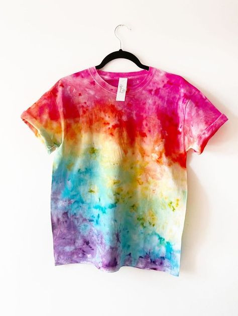 Hello is very good👍Transport some bad services. Camisa Tie Dye, Colourful Clothing, Unique Tie Dye, Fabric Dyeing Techniques, Ice Tie Dye, Tie Dye Tops, Rainbow T Shirt, Tie Dye Rainbow, How To Tie Dye