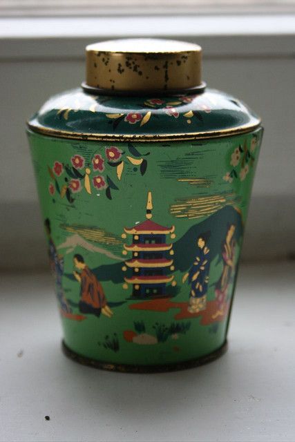 Small vintage tea tin, green with Japanese motifs, ca. 1950s Vintage Tea Tins, Tin Collection, Japanese Motifs, Antique Tins, Tin Canisters, Tin Tin, Biscuit Tin, Tin Cans, Tin Containers