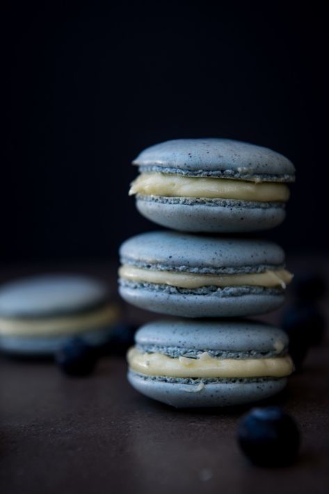 Blueberry Cheesecake Macarons - The Sweet Rebellion Cheesecake Macarons, Blue Macarons, Macaron Flavors, Blueberry Compote, Blueberry Cream Cheese, Macaroon Recipes, Macaron Recipe, Blue Food, Blueberry Cheesecake