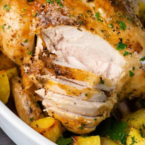 Easy Juicy Oven Roasted Chicken - Sunday Supper Movement Roast Chicken Rub, Chicken Rubs, Recipe Using Leftover Chicken, Baked Whole Chicken Recipes, Turkey Soup From Carcass, Roast A Whole Chicken, Whole Baked Chicken, Roasted Chicken Recipe, Cooking Whole Chicken