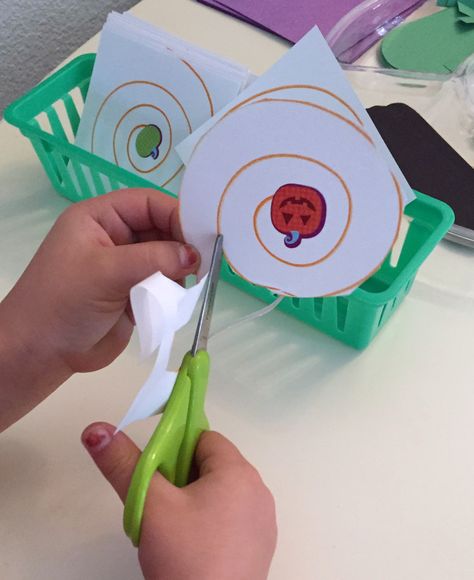 Draw spirals on square pieces of paper and add a Halloween themed sticker in the center. Have children cut and follow the line. Eyeballs Halloween, Fall Sensory Bin, Fall Sensory, Occupational Therapy Activities, Preschool Fine Motor, Motor Development, Halloween Preschool, Scissor Skills, Fall Preschool