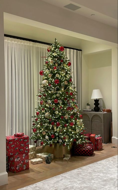 Fun Christmas Tree Ideas Decorating, Christmas Tree Just Lights, 3 Christmas Trees Together, Christmas Trees Aesthetic, Christmas Tree Apartment, Realistic Christmas Trees, Christmas Quilting Projects, Christmas Tree Inspo, Lights For Christmas