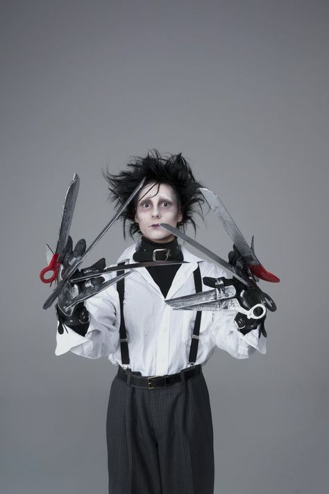 Tim Burton Costumes, Edward Scissorhands Costume, Pretty Cosplay, Tim Burton Personajes, Louise Ebel, Tim Burton Characters, Cherry Blossom Girl, Tim Burton Films, Tim Burton Movie