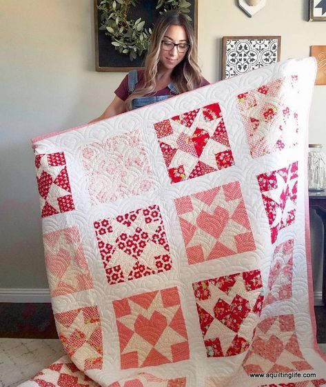 Gigi's Thimble: 15 lovely heart quilt patterns [friday favorites] Block Quilt Ideas, Heart Quilt Pattern, Red And White Quilts, Heart Projects, Block Quilt, Valentine Projects, Holiday Quilts, Star Quilt Blocks, Red Quilts