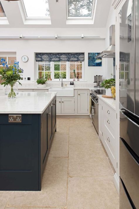 Always plan where to put your power outlets early in the process of your kitchen project. Think carefully about where you’ll place everything that needs a power source and include some extras too – just in case. Kitchen design by Burlanes Interiors. Photography: Adam Carter. | #homedesign #kitchenideas #interiorinspo #homedecorideas #dreamhome #homeremodel #interiordesign #kitcheninspo #dreamkitchen #powersolution #powersocket #kitchendecor #storageideas #stoarge #kitchenstorage #kbbmag Kitchen Island Sockets, Kitchen Plugs, Hidden Outlets, Sleek Kitchen Design, Statement Kitchen, Kitchen Diner Extension, Interiors Photography, Laminate Worktop, House Redesign