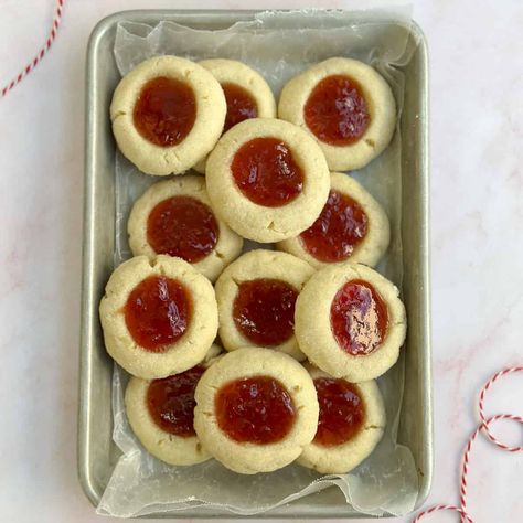 Strawberry Jam Thumbprint Cookies Red Velvet Oreo Cookies, Peppermint Chocolate Chip Cookies, Jam Thumbprint Cookies, Pumpkin Bread Easy, Soft Gingerbread Cookies, Buttery Shortbread Cookies, Buttery Shortbread, Jam Cookies, Roll Cookies