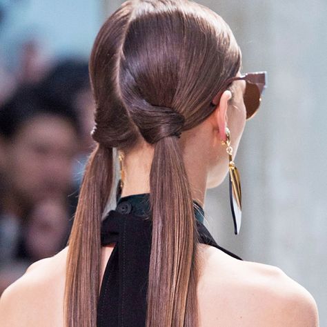 Low Pigtails Aesthetic, Low Pigtails Hairstyles, Hairstyles Street Style, Two Low Pigtails, Low Pigtail Hairstyles, Runway Hairstyles, Low Pigtails, Hairstyles For Fall, Runway Hair