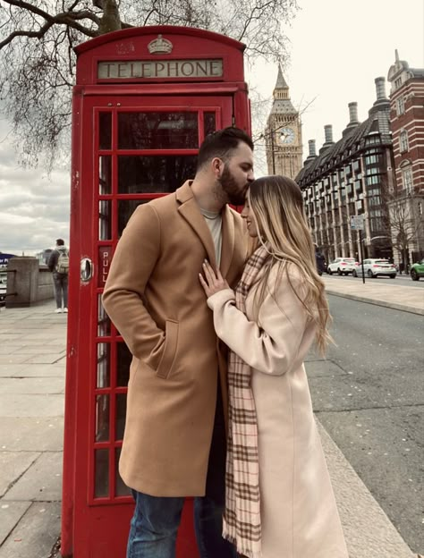 London Bridge Photo Ideas, London Couple Photoshoot, London Couple Pictures, London Couple Aesthetic, London Poses Photo Ideas, London Summer Outfit, What To Wear In London, London Winter Outfits, Winter Couple Pictures