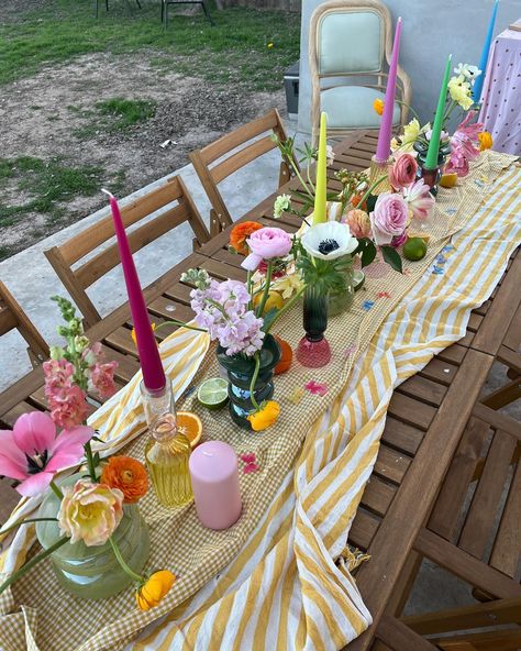 💜💜💜 Brunch Outside Table Settings, Charcuterie Board Garden Party, Brunch Party Table Setting, Summer Party Table Decor, Table Setting Themes, Birthday Dinner Themes, Birthday Brunch Decor, Outdoor Long Table, Picnic Party Aesthetic