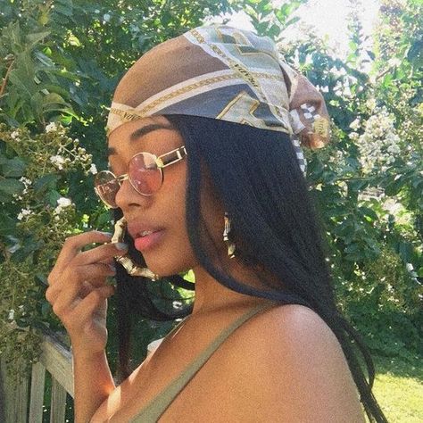 🥀💕 Pin: xbrattt 💕🥀 Ragazza Gangsta, Sunglasses For Your Face Shape, Looks Hip Hop, Mode Turban, Smink Inspiration, 2000s Fashion, Scarf Hairstyles, Head Scarf, Mode Outfits