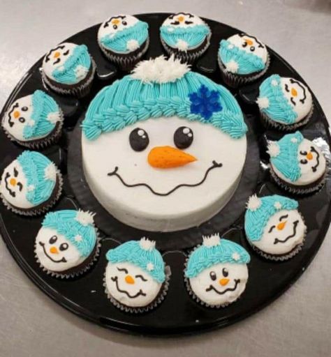 Christmas Cupcake Cake Ideas, Christmas Cakes Decorated, Cute Christmas Cake Ideas, January Cakes, Cute Christmas Cakes, Winter Cake Decorating, Snowman Birthday Cake, Winter Cake Ideas, Snowman Cakes