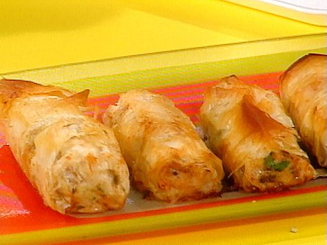 Chicken Cigars from Rachael Ray...These are sooo easy and YUMMY!!! Def a crowd favorite!! I've actually made them--Rebecca Phyllo Dough Recipes, Rachel Ray Recipes, Phyllo Recipes, Rachael Ray Recipes, Dough Recipes, Phyllo Dough, Italian Chicken, Ree Drummond, Chicken Legs