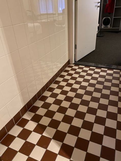 Brown Checkered Tile Floor, Topcer Tiles Floor, Checkered Tile Bathroom, Checkered Tile Floor, Green Tile Floor, Bad Inspo, Brick Floor Kitchen, Checkered Floor, Tiled Hallway