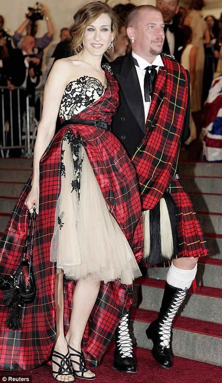 "An Oldie but Goodie - SJP and Alexander McQueen at the 2006 Met Costume Institute Benefit - Great Plaid Pattern #fashion" Tartan Fashion, General Lee, Sarah Burton, Tartan Dress, Sarah Jessica, Costume Institute, Creation Couture, Sarah Jessica Parker, Gala Dresses