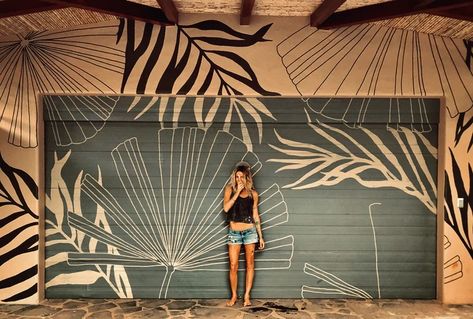 pepallama is a mural artist who has painted over 300 murals in 9 countries around the world. She combines digital and analog artistic techniques to create custom artwork around the world. Tropical Mural, Exterior Murals, Painted Mural, Tamarindo Costa Rica, Wall Murals Diy, Garden Mural, Deco Jungle, Wall Murals Painted, Door Murals