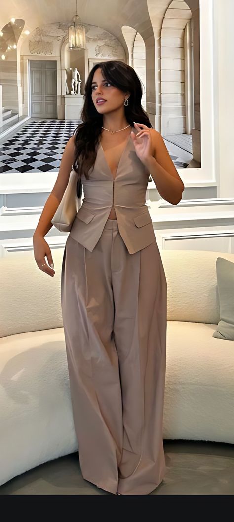 Monochromatic Color Outfit, Classy Pantsuits For Women, Soft Natural Body Type Outfits, Monochromatic Outfit Summer, Buisness Attire, London Chic, Night Dinner Outfit, Wide Leg Trousers Outfit, Outfit Ideas Modest