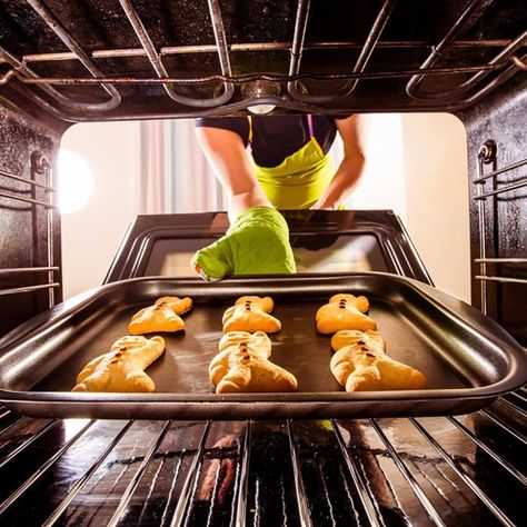 Here’s what you should (and shouldn’t) keep in that storage spot underneath your oven. The post Is It Safe to Store Pans in Your Oven Drawer? appeared first on Reader's Digest. Counting Carbs, Jelly Roll Pan, Keep Food Warm, Course Meal, Healthy Holidays, Pizza Stone, Big Meals, Healthy Dishes, Healthy Eating Habits