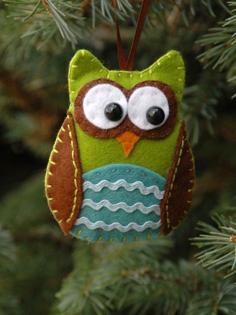 Owl ornament.  The website has a printable that guides the felt cutouts, then all you need to do is sew.  Really cute! Diy Owl Ornaments, Stitched Ornaments, Owl Decorations, Felt Ornaments Diy, Diy Owl, Owl Tutorial, Stuffed Owl, Owl Tree, Felt Owls