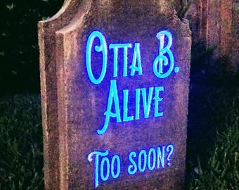 Diy Halloween Props Outdoor, Diy Gravestone Halloween, Campsite Halloween, Halloween Headstone, Halloween Gravestones, Funny Halloween Decorations, Halloween Cemetery, Halloween Bar, Halloween Graveyard