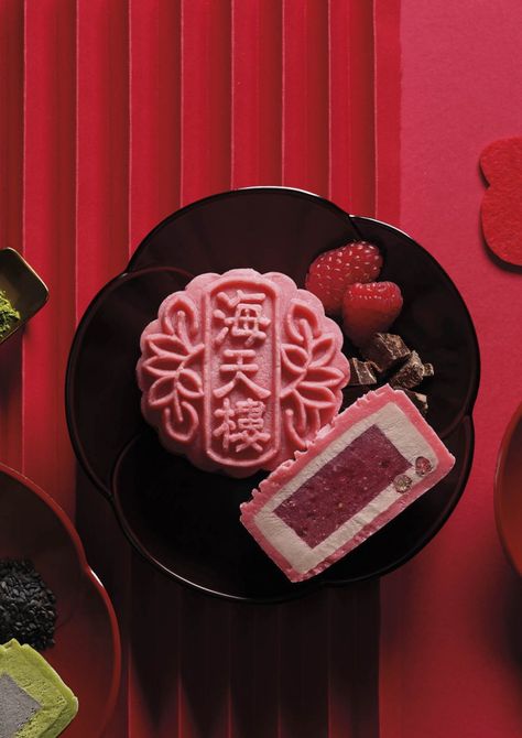 Baked Mooncake Recipe, Snowskin Mooncake Recipe, Mooncake Aesthetic, Matcha Black Sesame, Snowskin Mooncake, Mooncake Recipe, Moon Cakes, Raspberry Chocolate, Chinese Dessert