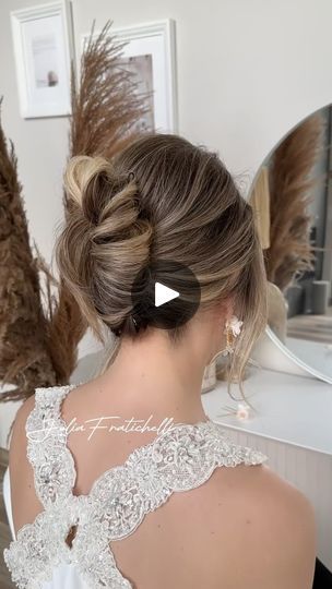 Banana Hairstyle, Coque Banana, Hairstyling Tips, Hair Education, Step By Step Hairstyles, Bridal Looks, Understanding Yourself, Bridal Hair, Hair Stylist