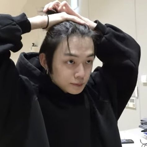 I never seen someone tying up their hair attractive until I see him doing it Tying Hair Pose Reference, Tying Hair, Tied Up Hairstyles, Hair Reference, Tie Backs, Up Hairstyles, Pose Reference, Hair Cuts, Hair Styles