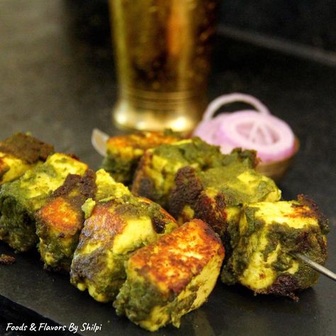 Hariyali Paneer Tikka Recipe | Smoky Paneer Tikka Recipe Without Tandoor and Oven - Foods And Flavors Paneer Tikka Recipe, Pizza Cups, Tikka Recipe, Popular Appetizers, Garlic Bread Recipe, Paneer Tikka, Party Dishes, Vegetarian Snacks, Recipe Steps