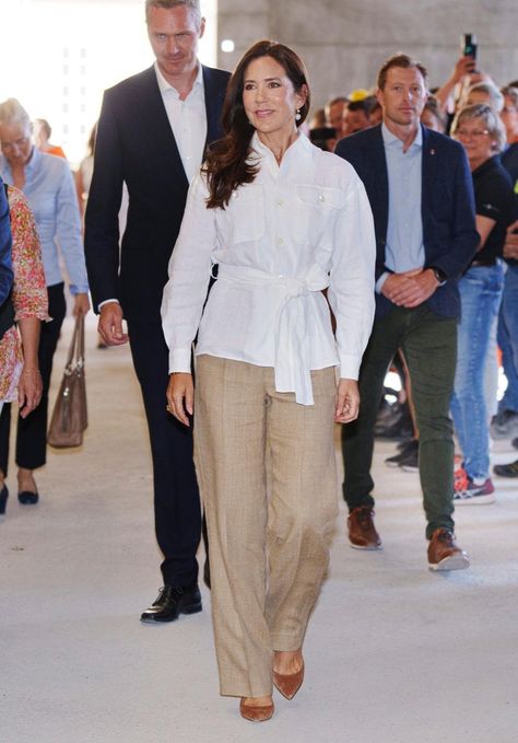 Crown Princess Mary Visits Construction Site of Mary Elizabeth’s Hospital — Royal Portraits Gallery Site Visit Outfit, Outfit Tutorial, Modern Royalty, Crown Princess Mary Of Denmark, Princess Mary Of Denmark, Mary Of Denmark, Royal Portraits, Danish Royal Family, Danish Royals