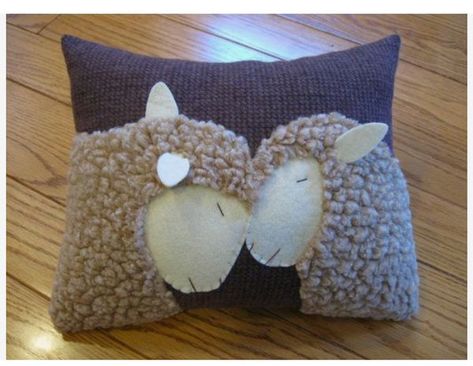 Sheep Pillow, Sheep Crafts, Wool Applique Patterns, Penny Rugs, Wool Projects, Sewing Pillows, Cute Pillows, Wool Crafts, The Sheep