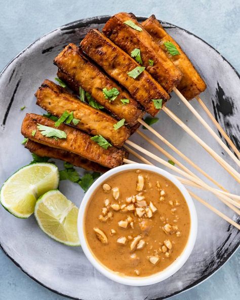 Tofu Satay with Peanut Sauce - Six Hungry Feet - Recipes Tofu Appetizer Recipes, Tofu Appetizers, Tofu Satay, Satay Tofu, Homemade Peanut Sauce, Peanut Sauce Recipe, Vegan Asian, Vegan Appetizers, Tofu Recipes