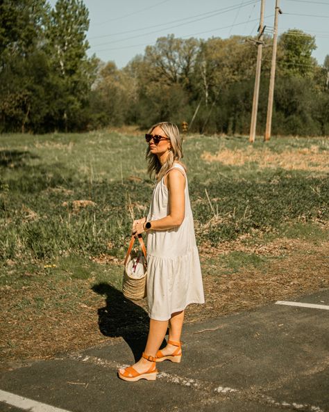 Shoes With Sundress, Clog Sandals Outfit Summer, Clog Sandals Outfit, Outfit With Clogs, Karin Emily, Emily Style, Clog Outfit, Sandals Outfit Summer, Clogs Outfits