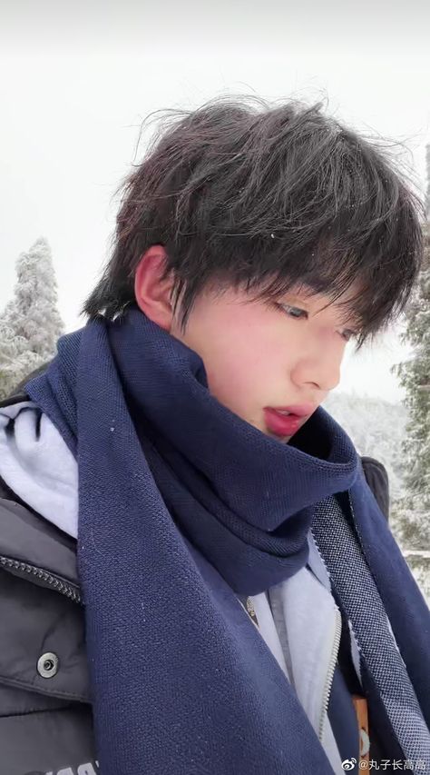 Asian Face Claims Male, Scarf Drawing Reference, Cold Pose, Scarf Reference, Asian Boy Haircuts, Scarf Drawing, Winter Portrait, Male Pose Reference